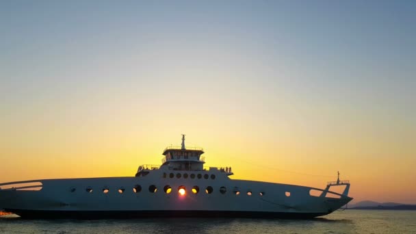 Passenger boat leaving for the Greek islands. Time for vacations. — Stock Video