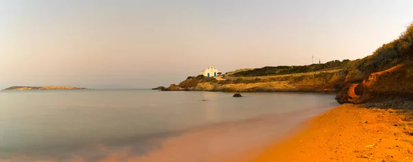 Vista panorámica de la iglesia pirgaki en la isla de Paros en Grecia . — Foto de Stock