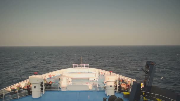 Barco de ferry que viaja en medio del océano. Destino Isla de Paros en Grecia. Vista desde el frente de la nave — Vídeo de stock