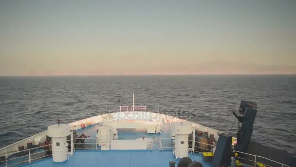 Barco de ferry que llega a la isla de Paros en Grecia. Movimiento rápido. Vista desde el frente de la nave. Tiempo para vacaciones . — Vídeos de Stock