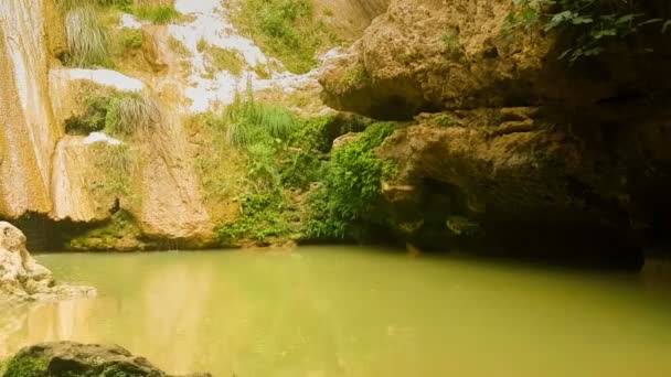 Панорамування Kalamari водоспад в Пелопоннес, Греція. — стокове відео