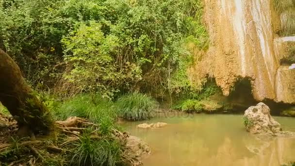 Schwenken des Kalamari-Wasserfalls auf dem Peloponnes in Griechenland. — Stockvideo