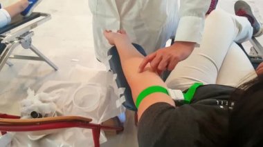 Hemşire arayan bir kadın kan verici boşuna.