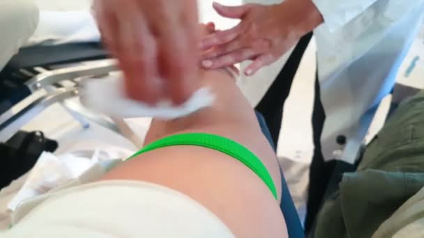 Enfermeira preparando o homem para dar seu sangue para aqueles que precisam . — Vídeo de Stock