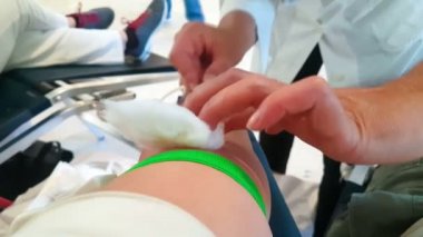 Onun kan ihtiyacı olanlara vermek gönüllü birine yıkmaya hemşire.