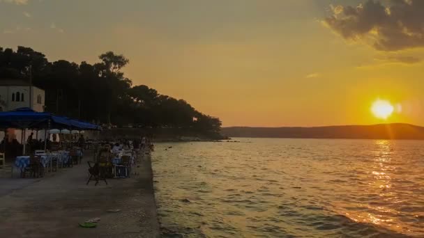 Pylos in Griechenland vor einem wunderschönen Sonnenuntergang mit Menschen, die ihren Sommerurlaub genießen. — Stockvideo