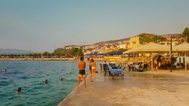 Pylos, Griekenland 3 augustus 2017. Mensen genieten van hun zomer bij Pylos in Griekenland. — Stockvideo