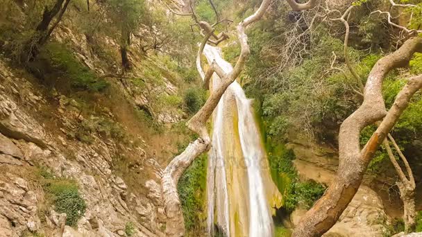 Destino turístico famoso Cachoeira de Neda no Peloponeso na Grécia . — Vídeo de Stock
