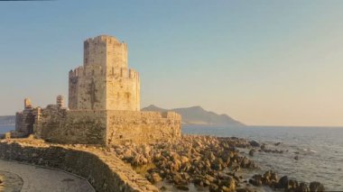 Methoni, Yunanistan 4 Ağustos 2017. Methoni Bourtzi kalede. Tarihi Kalesi.