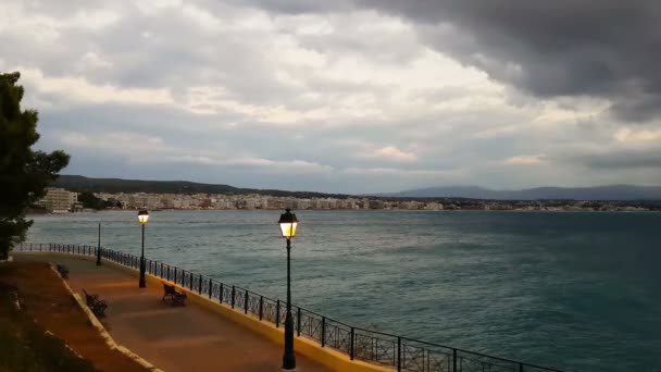Loutraki-Stadt in Griechenland vor dramatischem Himmel. — Stockvideo