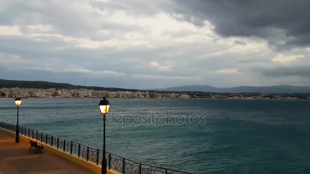 Известный туристический центр Лутраки в Греции против драматического неба . — стоковое видео