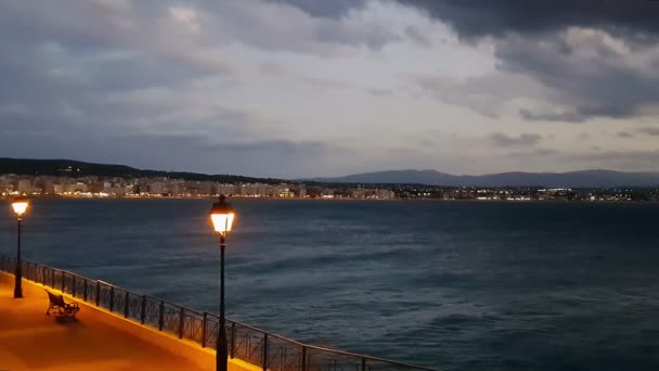 Nacht uitzicht van de stad Loutraki in Griekenland. Een bekende toeristische bestemming. — Stockvideo