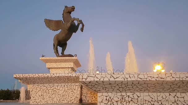 Korinth, Grekland, 5 oktober 2017. Corinth i Grekland torget med pegasus staty och fontänen. — Stockvideo