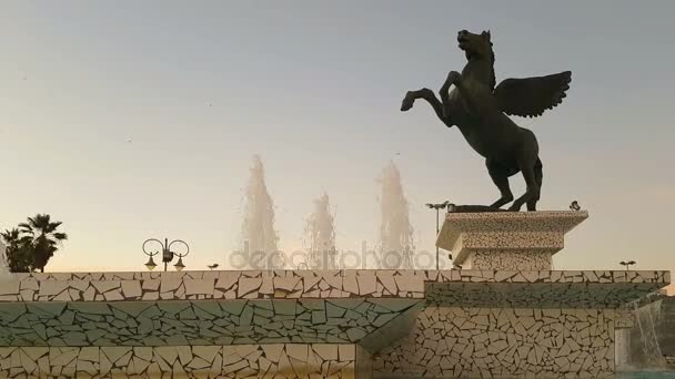 Korinth, Griechenland, 5. Oktober 2017. Statue des Pegasus in Korinth gegen den Brunnen. — Stockvideo