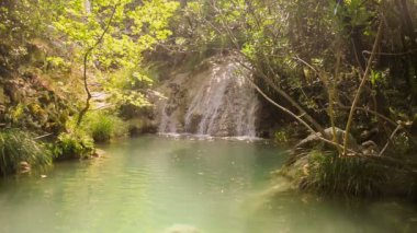 Doğa turizm hedef Polilimnio Peloponnese Yunanistan, güzel şelale.