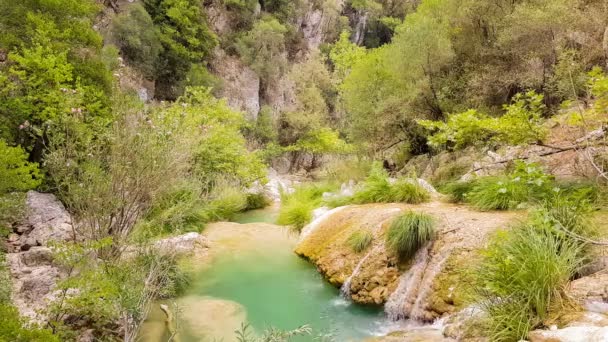 Krásný rybník u Polilimnio v Řecku. Známé turistické destinace. — Stock video