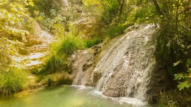 Cachoeira em Polilimnio, na Grécia. Um destino turístico . — Vídeo de Stock