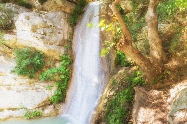 Kaunis Nedan vesiputous Peloponnesoksen Kreikassa. Kuuluisa luonnon ihme . — kuvapankkivalokuva