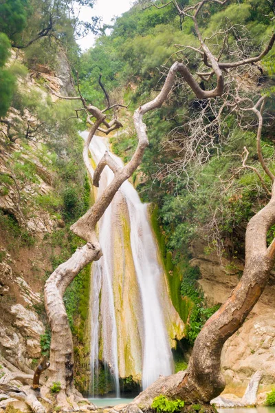 Nedan vesiputous Kreikassa. Kaunis matkailukohde . — kuvapankkivalokuva