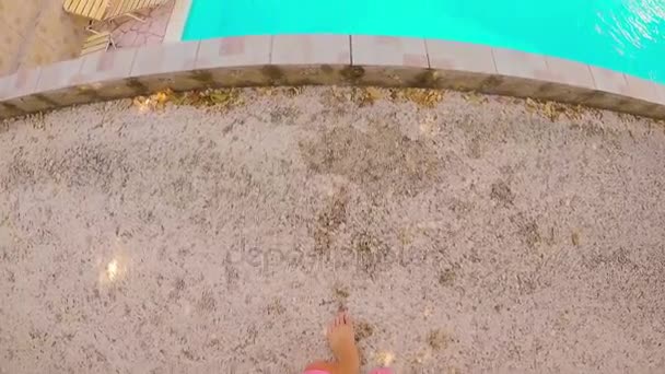 Прыжки с высоты в бассейн. Экшн камера, используемая поверх головы. Вид от первого лица . — стоковое видео