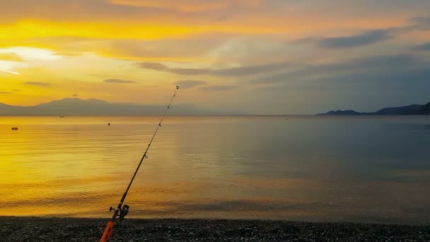 Ράβδος Αλιείας Κατά Ηλιοβασίλεμα Ένα Όμορφο Και Ήρεμο Τοπίο — Αρχείο Βίντεο