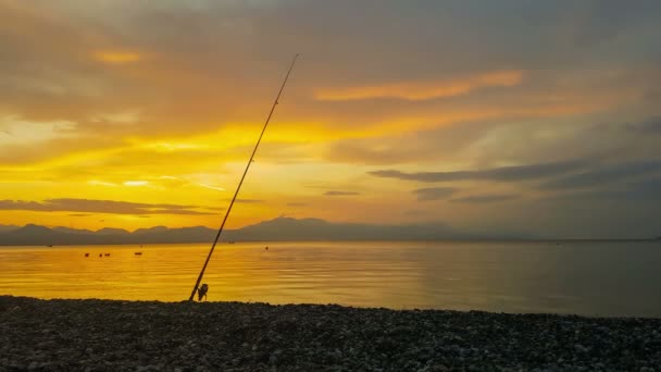 ギリシャのオリンピアで夕日に対して釣りロッド — ストック動画