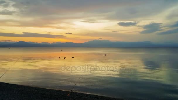 夕日と釣り竿 ギリシャのオリンピアでの美しい穏やかな夜 — ストック動画