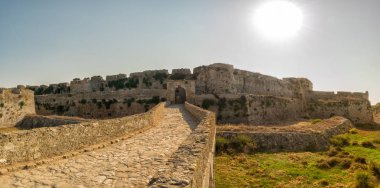 Methoni, Yunanistan 9 Ağustos 2017. Güneş karşı Methoni Kalesi Panoraması.