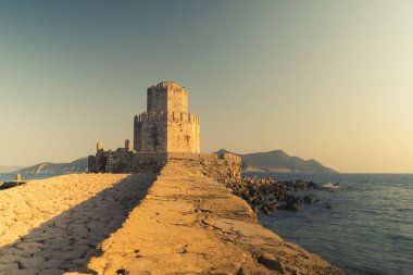 Methoni, Yunanistan 9 Ağustos 2017. Gün batımına karşı Methoni kale.