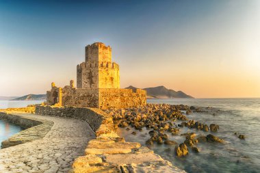 Methoni, Yunanistan 9 Ağustos 2017. Güzel bir gün batımı karşı Yunanistan'da Methoni Castle.