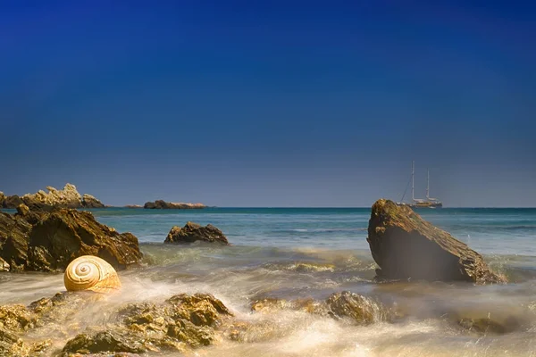 Пляж Лолантонис Острове Парос Длительное Воздействие Раковиной Переднем Плане — стоковое фото