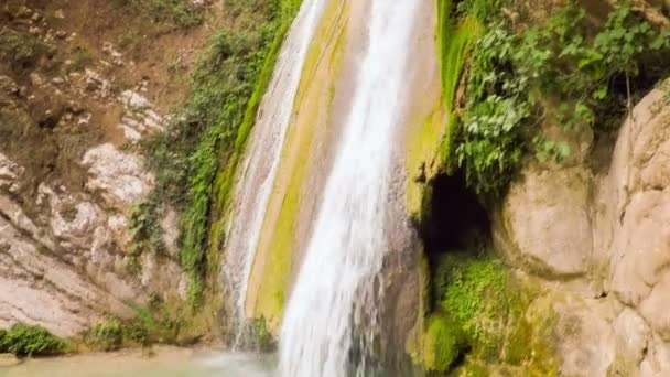 Plongée à la cascade de Neda en Grèce avec caméra d'action .