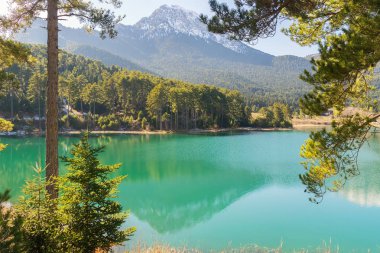 Göl Doxa Yunanistan güneşli gün. Doğa ünlü bir turistik yer.