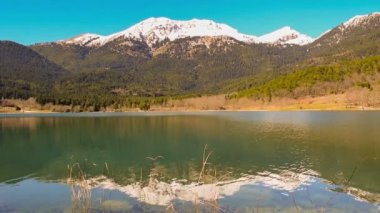 Göl Doxa karlı dağ karşı Yunanistan Peloponnese.