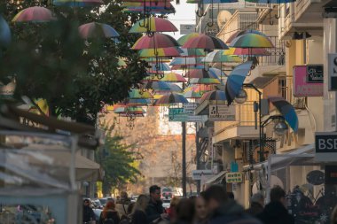 Trikala, Yunanistan 27 Aralık 2018. Yunanistan 'da Trikala' da yerli halk ve turistlerle yol..
