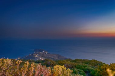 Yunanistan 'daki Andros Adası' nda alacakaranlık saati. Güzel bir manzara..