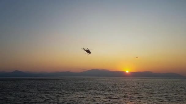 Helicóptero Fogo Contra Sol — Vídeo de Stock