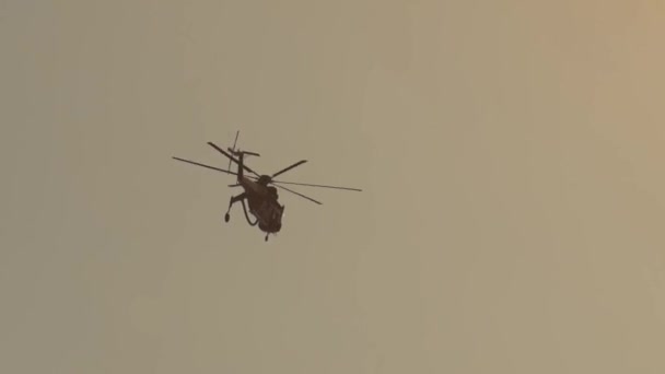 Helikopter Pożarowy Zmierza Nurkowania Aby Zebrać Wodę — Wideo stockowe