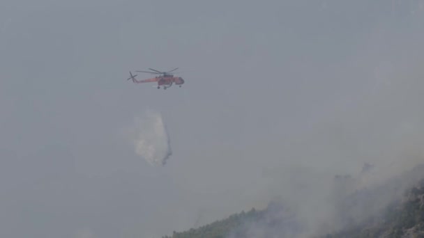 Loutraki Grécia Setembro 2019 Helicóptero Fogo Soltando Água Para Controlar — Vídeo de Stock