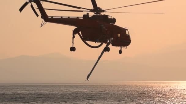 Лутраки Греция Сентября 2019 Года Пожарный Вертолет Ныряет Водой Лутраки — стоковое видео