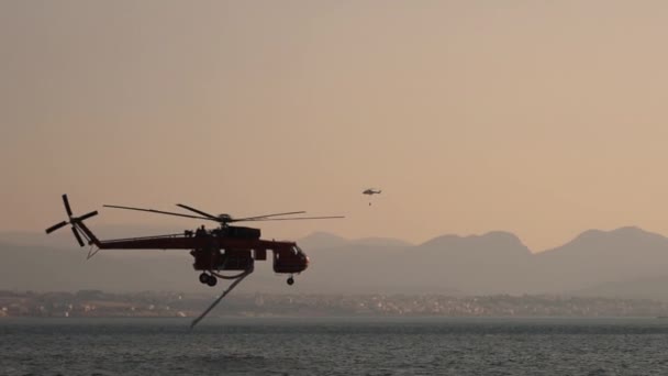 Loutraki Grecia Septiembre 2019 Helicóptero Contra Cielo Dramático Vista Cerca — Vídeos de Stock