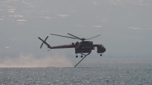 Loutraki Grécia Setembro 2019 Helicóptero Bombeiros Recolhendo Água Para Controlar — Vídeo de Stock