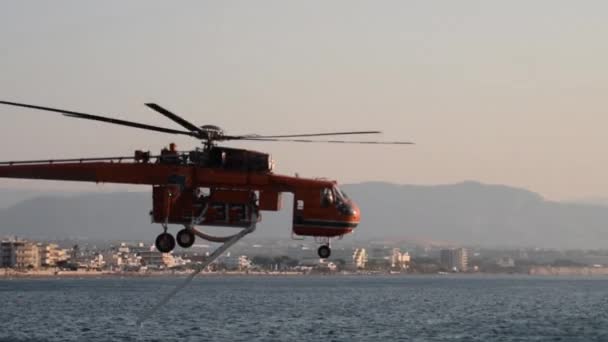 Loutraki Griekenland September 2019 Brandweerhelikopter Van Dichtbij Bekijken Duiken Voor — Stockvideo