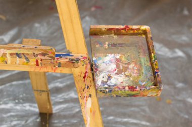 Sanatçılar için çerçeve çiziyor