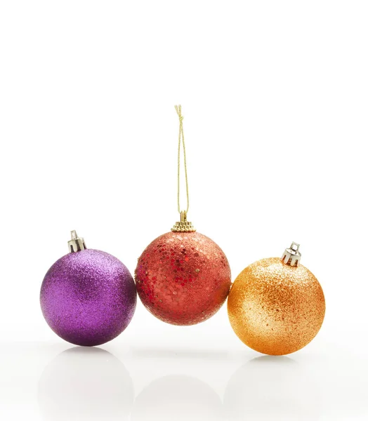 Tres bolas de Navidad de colores — Foto de Stock