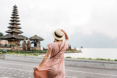 Bali 'deki kız, Ulun Danu Beratan Tapınağı
