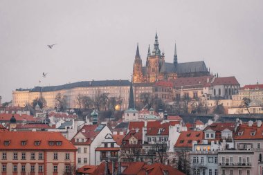 Charles Köprüsü 'nden Kraliyet Kalesi' ne bakın.