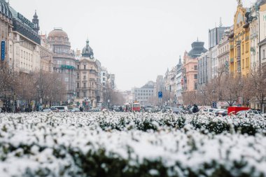 Prag 'da kış, karlı sokaklar