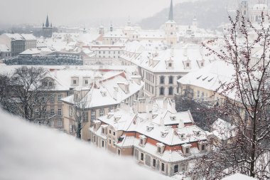 Prag 'da kış, karlı çatılar