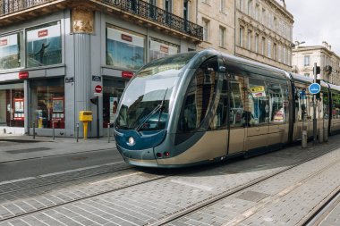 Bordeaux Meydanı, Fransa, Tram in a road